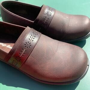 Easy Street Super comfortable brown slip resistant clogs